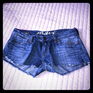 Denim booty shorts 😱